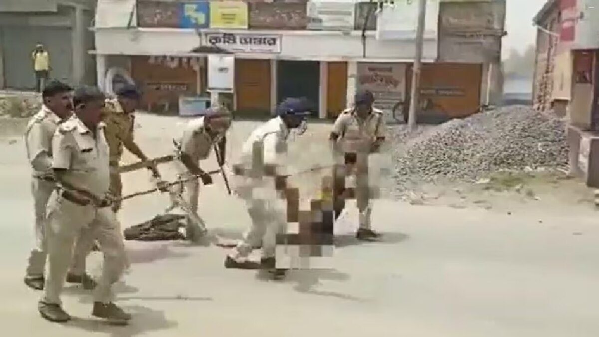 किशोरी के शव को घसीटते हुए पुलिसकर्मी