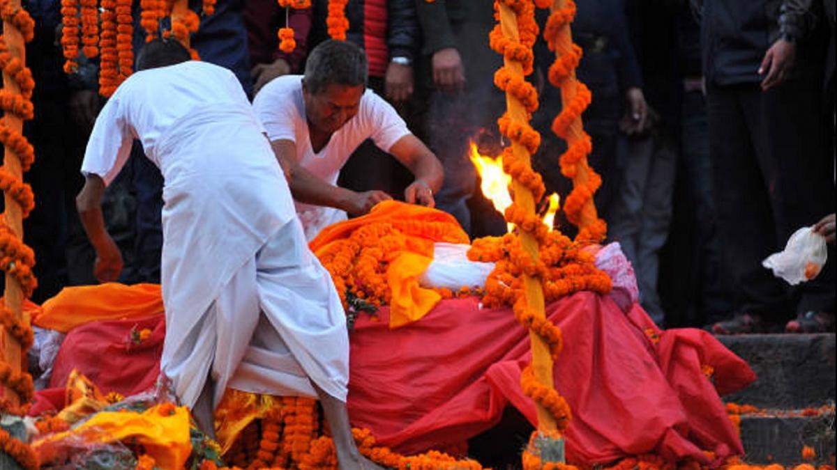 श्मशान में सफेद कपड़े पहनकर जाने का क्यों है रिवाज? इन 3 गलतियों से बचें (Photo: Getty Images)