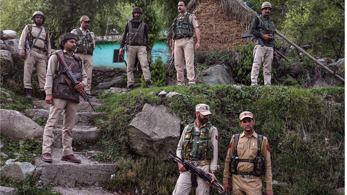 जम्मू-कश्मीर के राजौरी में आतंकियों के साथ मुठभेड़ हुई है. मौके पर डटे सुरक्षाबल. (फोटो- पीटीआई)