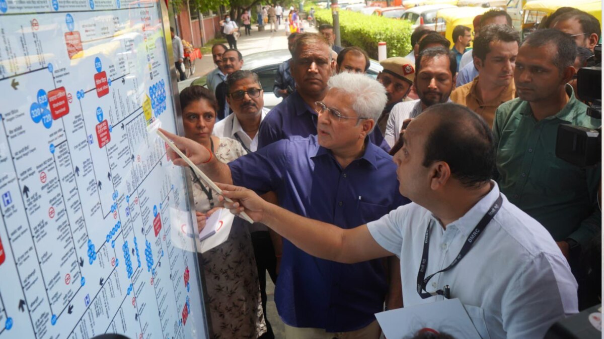 दिल्ली में DTC या क्लस्टर बस से करते हैं सफर? तो जान लें बस स्टॉप पर लगे हाइटेक रूट मैप की खासियत