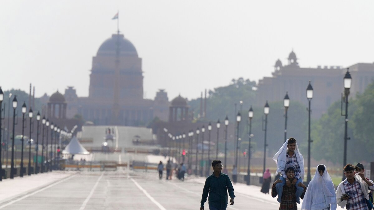 दिल्ली में भीषण गर्मी से लोगों को परेशान देखा जा रहा है. (फोटो- पीटीआई)
