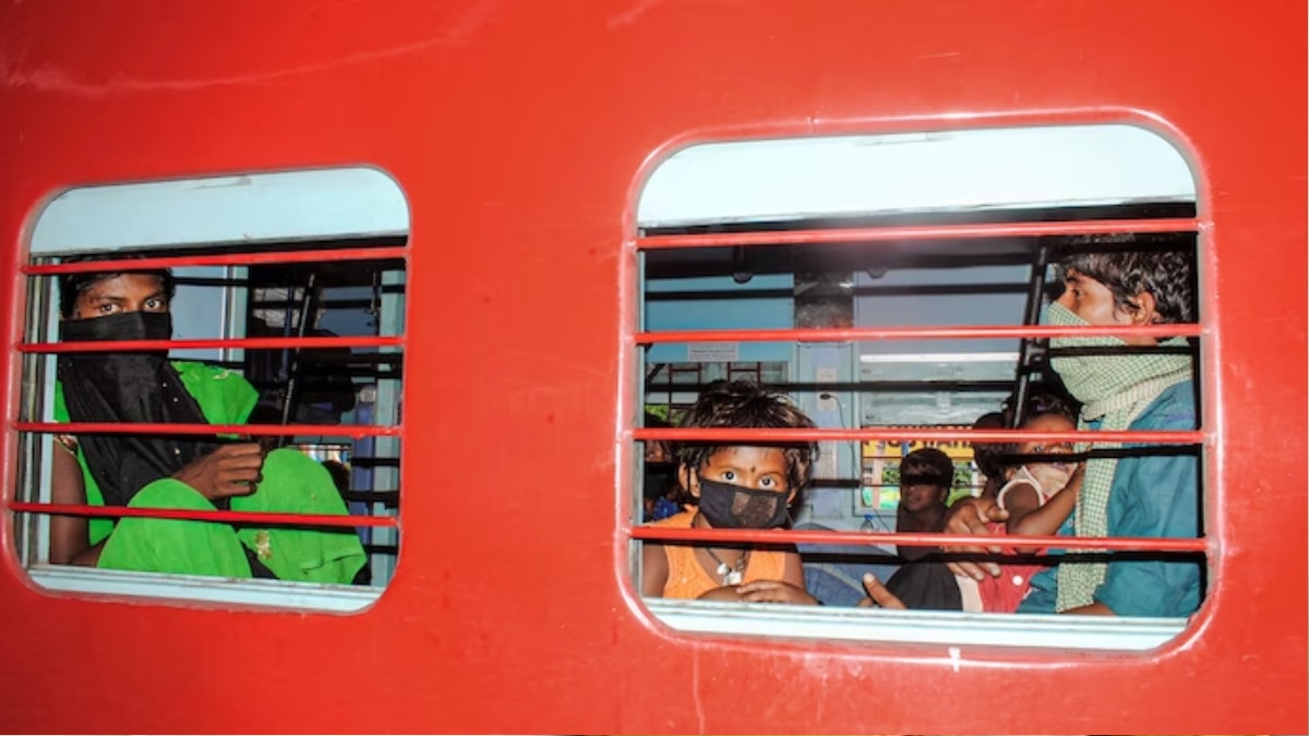 रेलवे ने कहा है कि पूरे घटनाक्रम की जानकारी ली जा रही है. (फोटो-PTI)