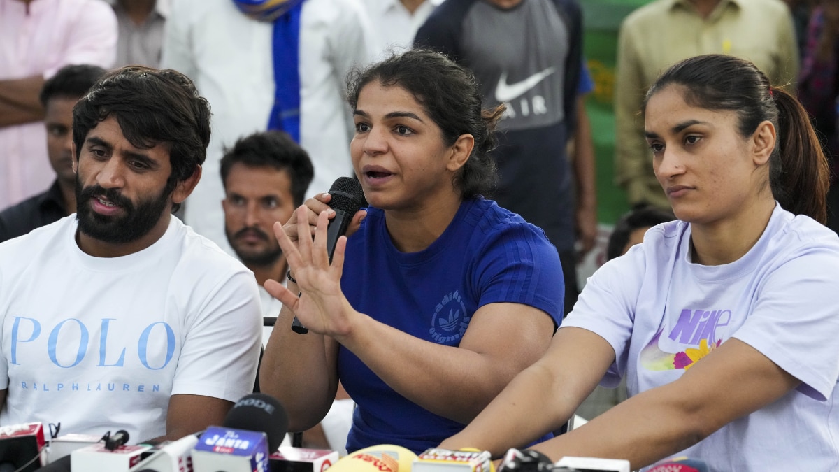 दिल्ली के जंतर-मंतर पर पहलवान विनेश फोगट (दाएं), साक्षी मलिक और बजरंग पुनिया ने प्रेस कॉन्फ्रेंस की. (फोटो- पीटीआई)