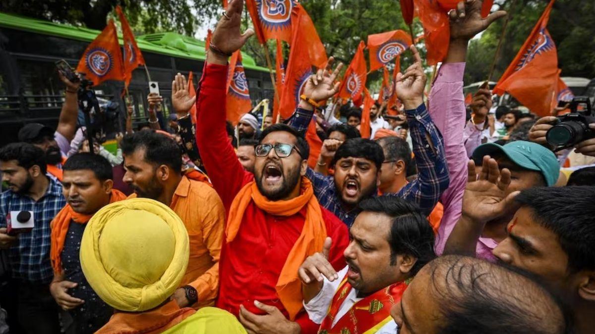दिल्ली में प्रदर्शन करते बजरंग दल के कार्यकर्ता (फोटो- GETTY)