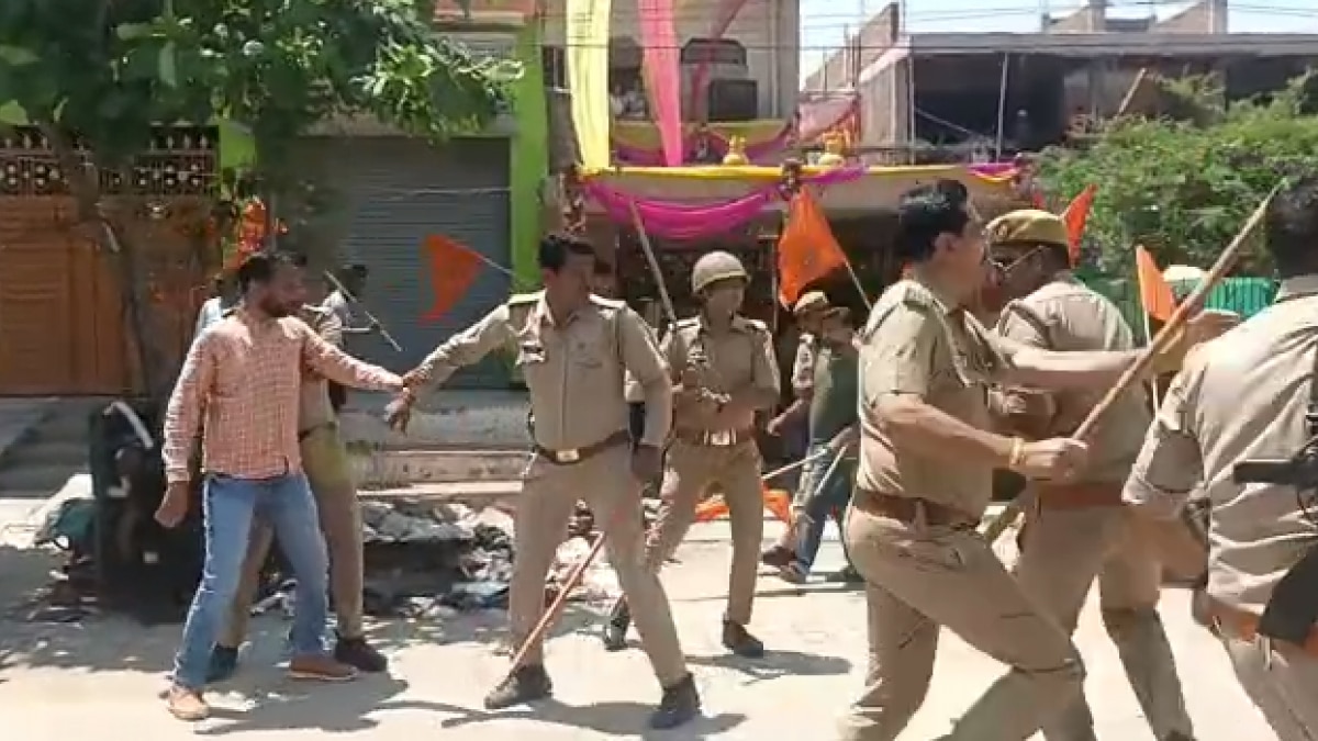 बजरंग दल के कार्यकर्ताओं को खदेड़ती पुलिस