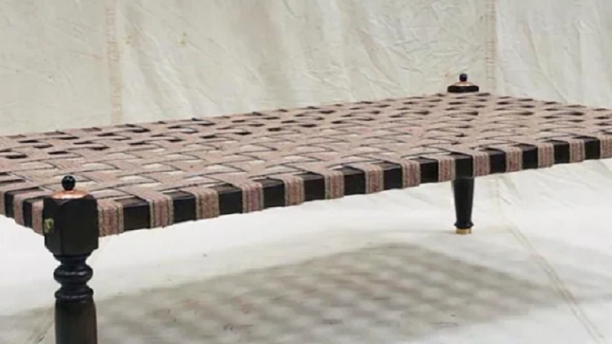 ऑनलाइन बिक रही चारपाई