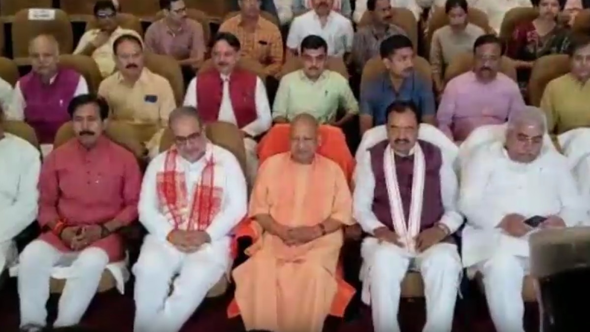 मंत्रियों के साथ 'द केरल स्टोरी' फिल्म देख रहे हैं सीएम योगी