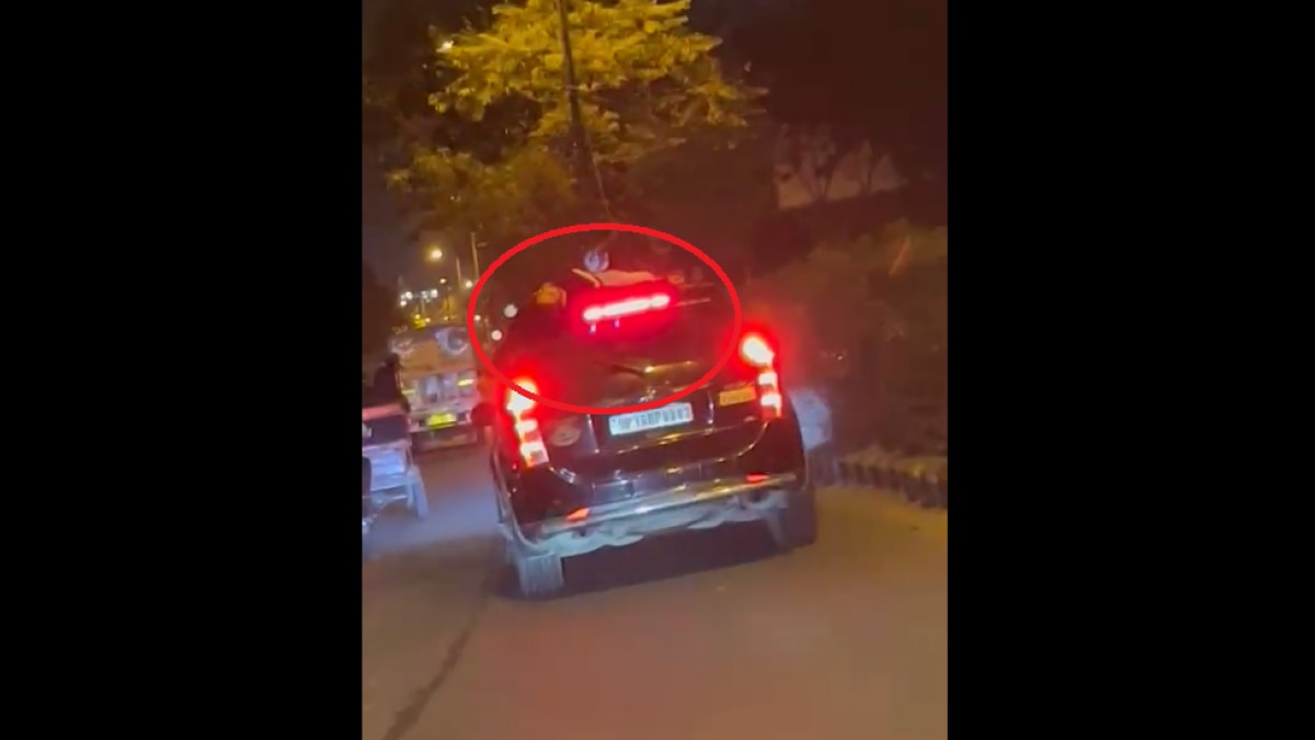 कार की छत पर लटका दीपांशु