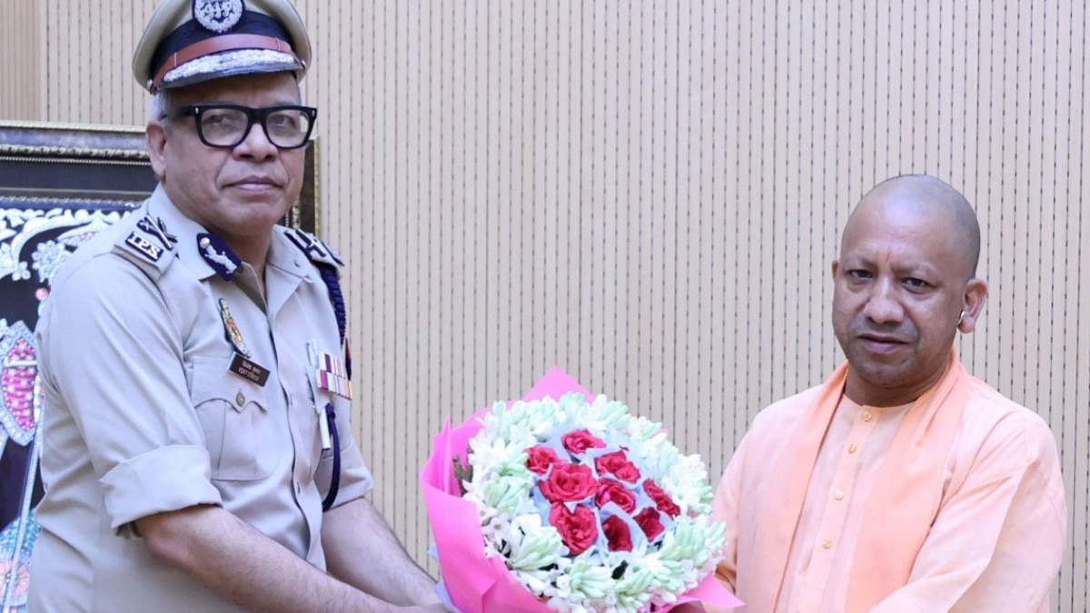 सीएम योगी आदित्यनाथ और IPS अधिकारी विजय कुमार