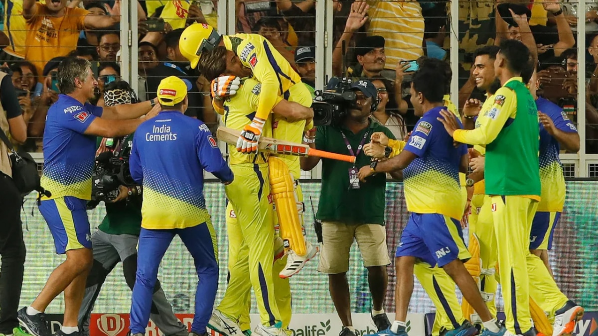 महेंद्र सिंह धोनी ने रवींद्र जडेजा को गोद में उठाया (@IPL)