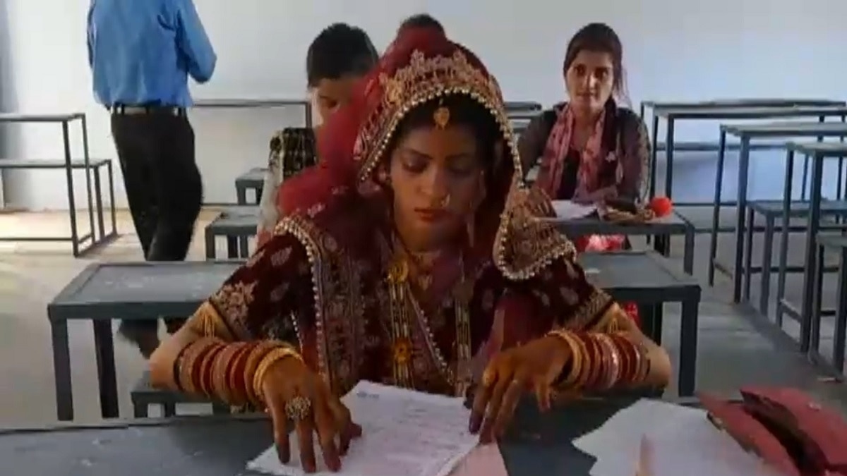 सात फेरे रोक कॉलेज पहुंच गई दुल्हन, बोली- पढ़ाई भी शादी जितना जरूरी - Bride stopped marriage and went to bundelkhand university to give exam in jhansi lclg - AajTak
