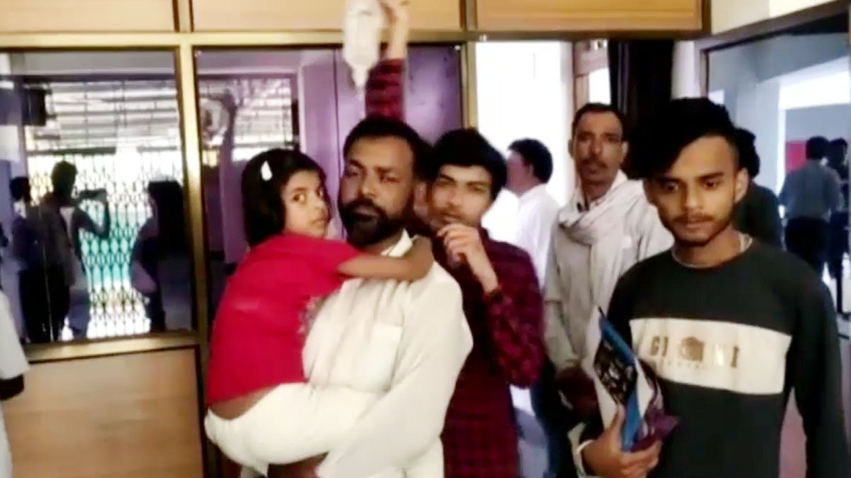 बीमार बेटी को गोद में उठाकर कलेक्टर ऑफिस लेकर पहुंचा पिता