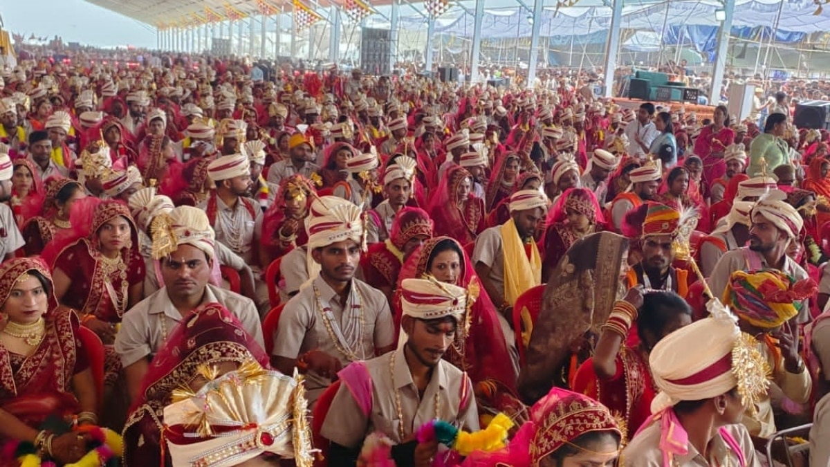 सामूहिक विवाह में हिंदू-मुस्लिम जोड़े ने की शादी