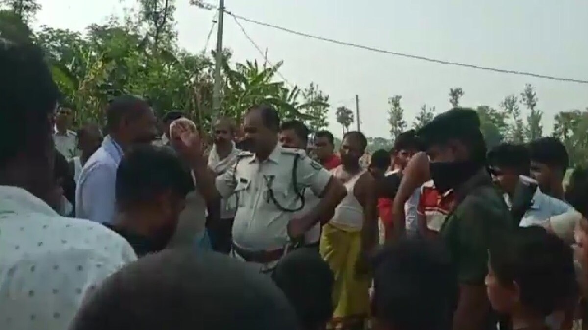 घटनास्थल पर मौजूद पुलिस और स्थानीय लोग.