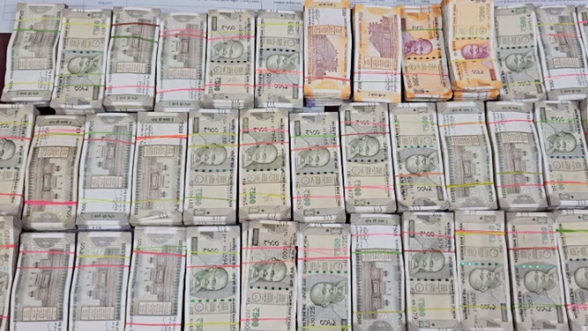 पुलिस ने युवक को रेलवे स्टेशन पर नोटों की गड्डियों के साथ पकड़ा