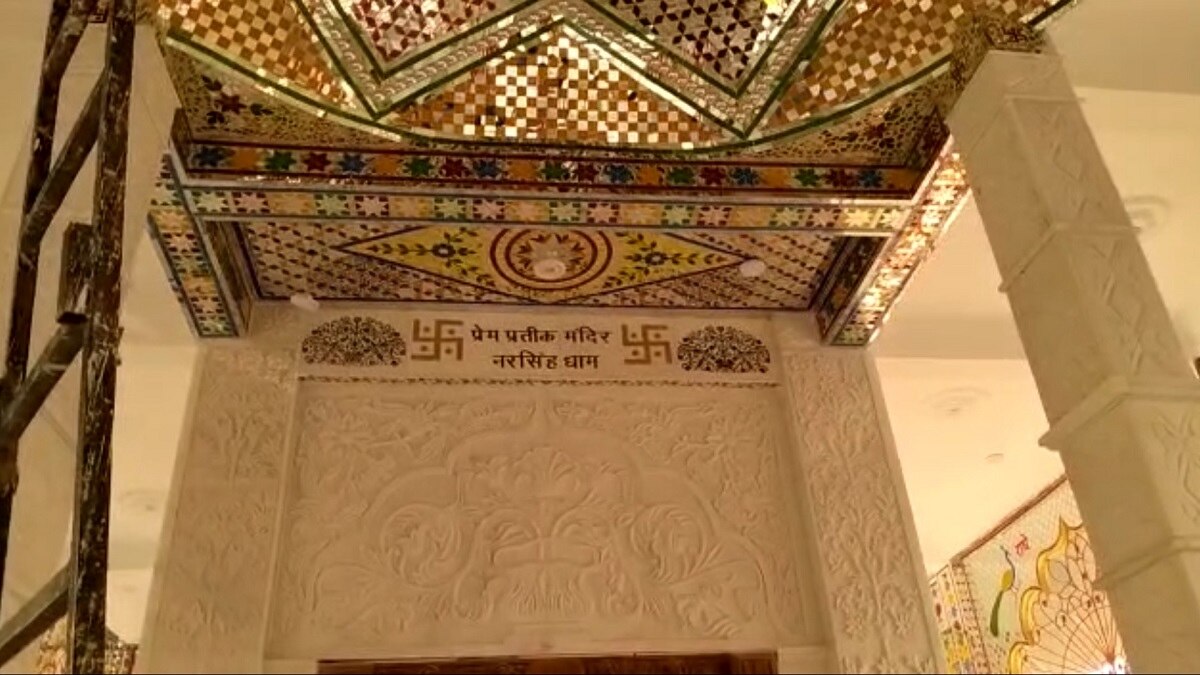 पत्नी की याद में पति ने बनवाया मंदिर.