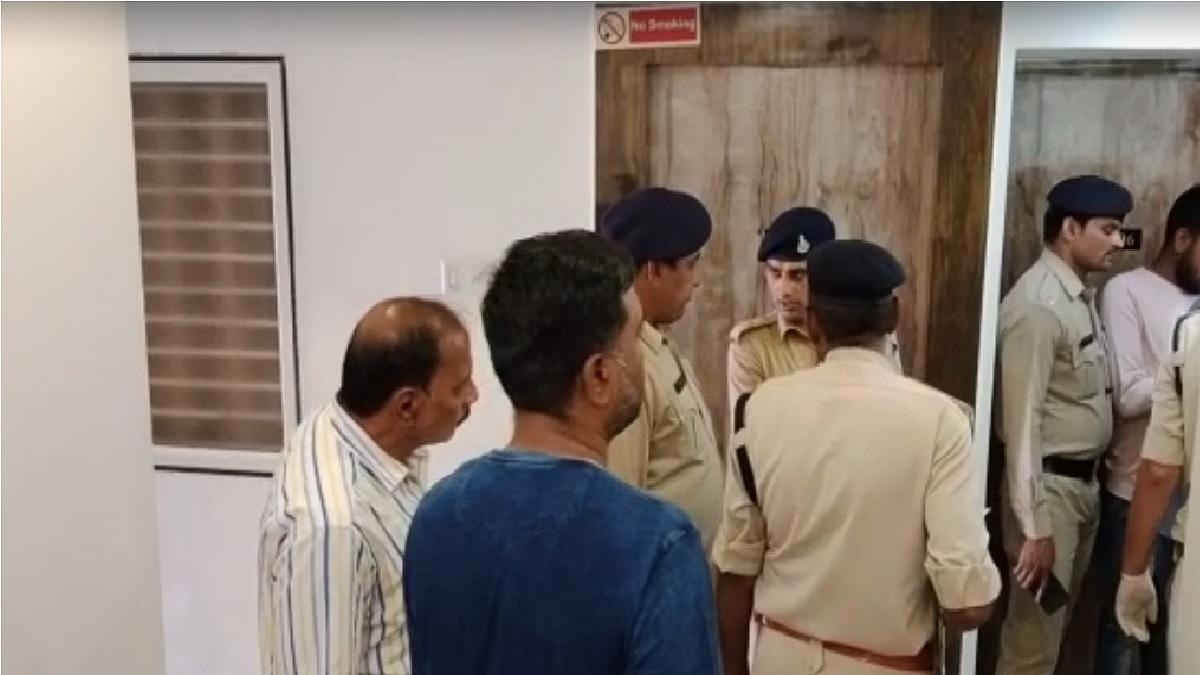 होटल में मौजूद पुलिस और ईशा के परिजन.