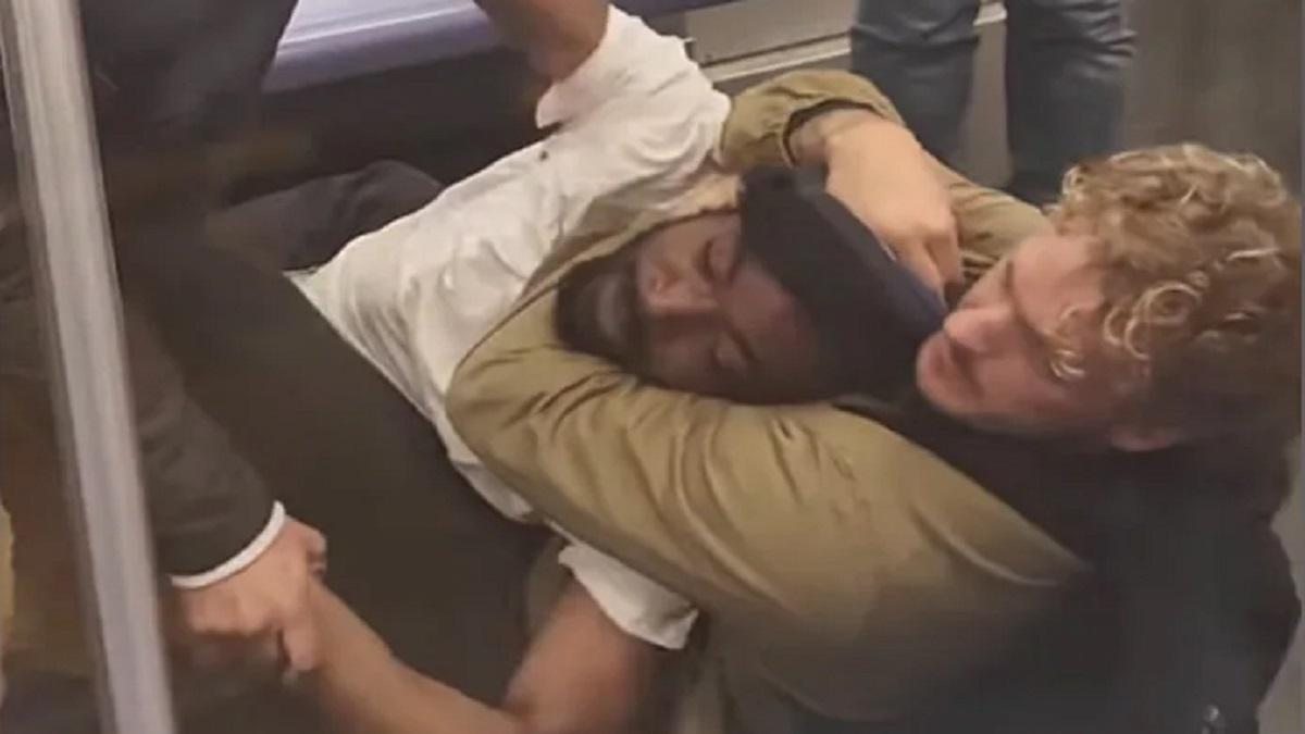 गला दबाकर शख्स की हत्या का वीडियो वायरल