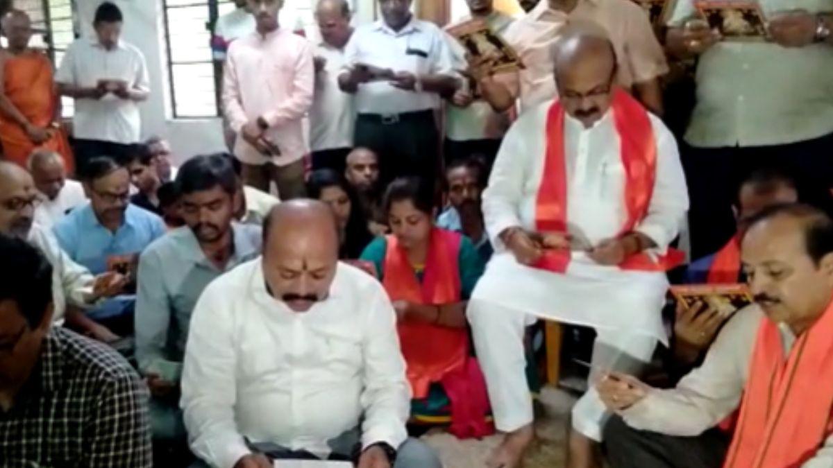 हुबली में हनुमान मंदिर में हनुमान चालीसा का पाठ करते सीएम बोम्मई