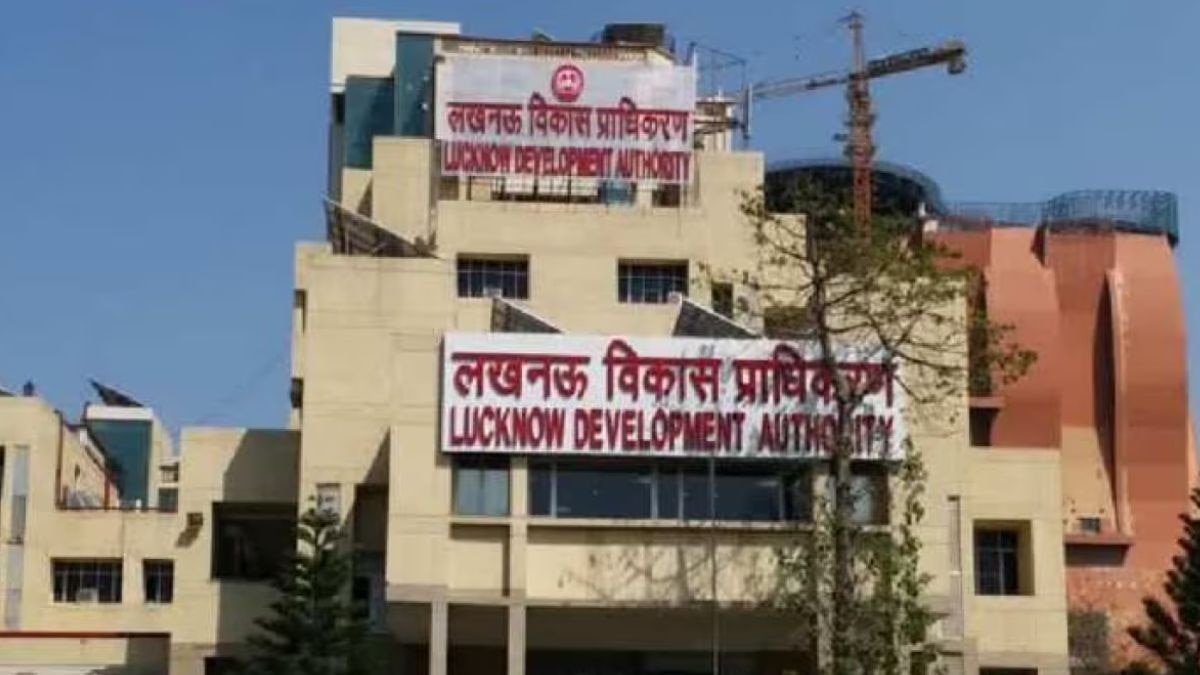 बुढ़ापा आ गया लेकिन अथॉरिटी ने एक न सुनी, लखनऊ में लापरवाही का अनोखा केस