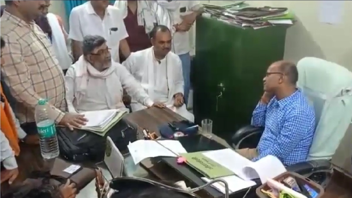 शिक्षा अधिकारी से बात करते एमएलसी.