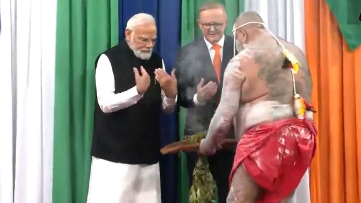 पीएम मोदी का पारंपरिक अंदाज में हुआ स्वागत 