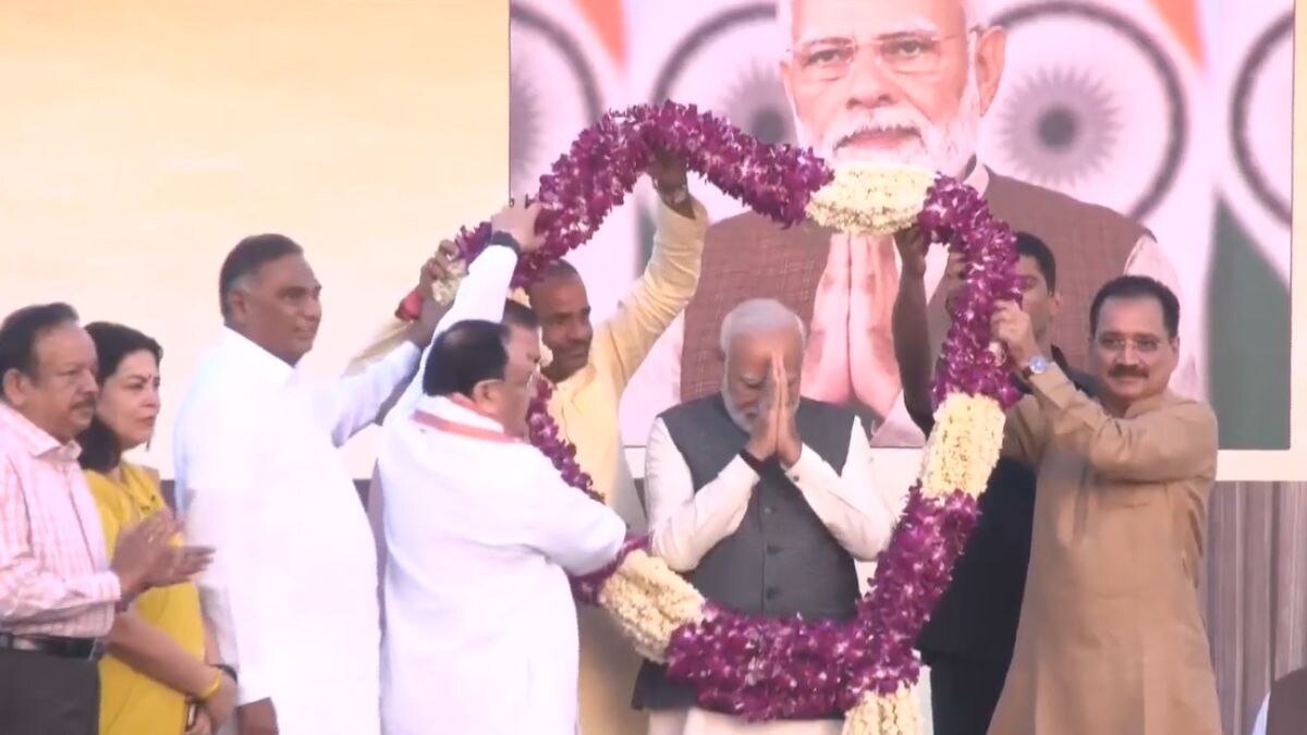 तीन देशों की यात्रा के बाद भारत लौटे PM मोदी, पालम एयरपोर्ट पर हुआ जोरदार स्वागत