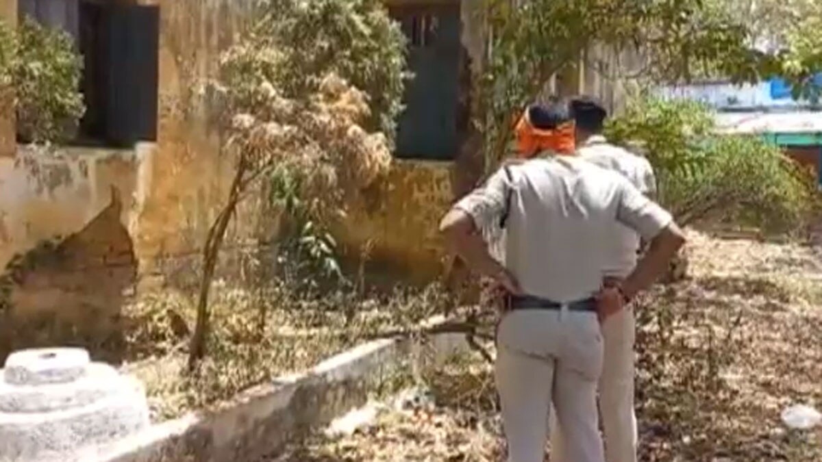 नवजात का शव कुत्तों ने नोंच खाया