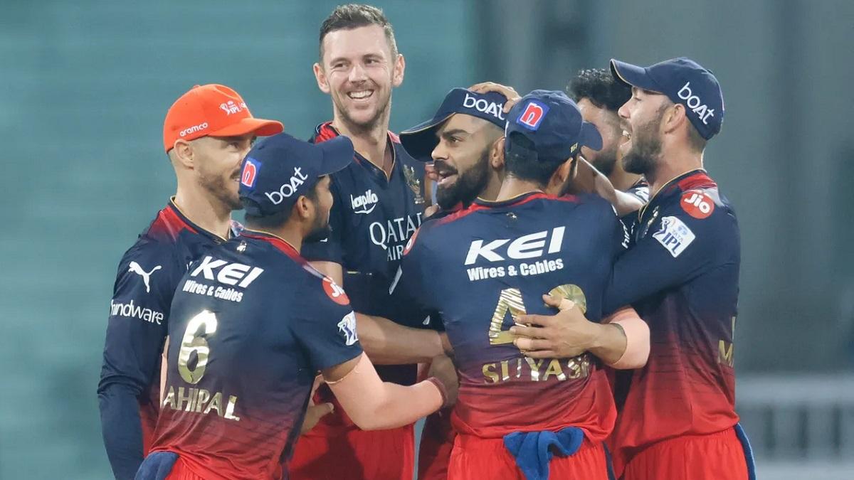 रॉयल चैलेंजर्स बेंगलुरु टीम. (@IPL)