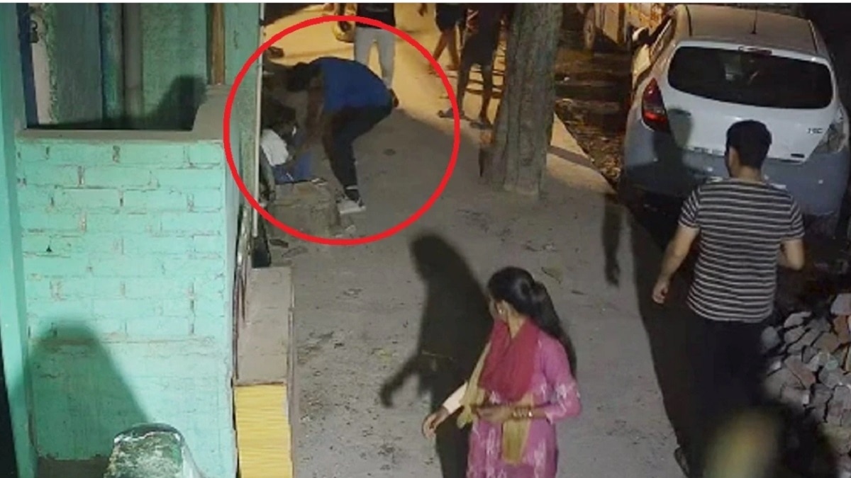 साहिल अपनी प्रेमिका को सरेआम मारता रहा और लोग तमाशा देखते रहे