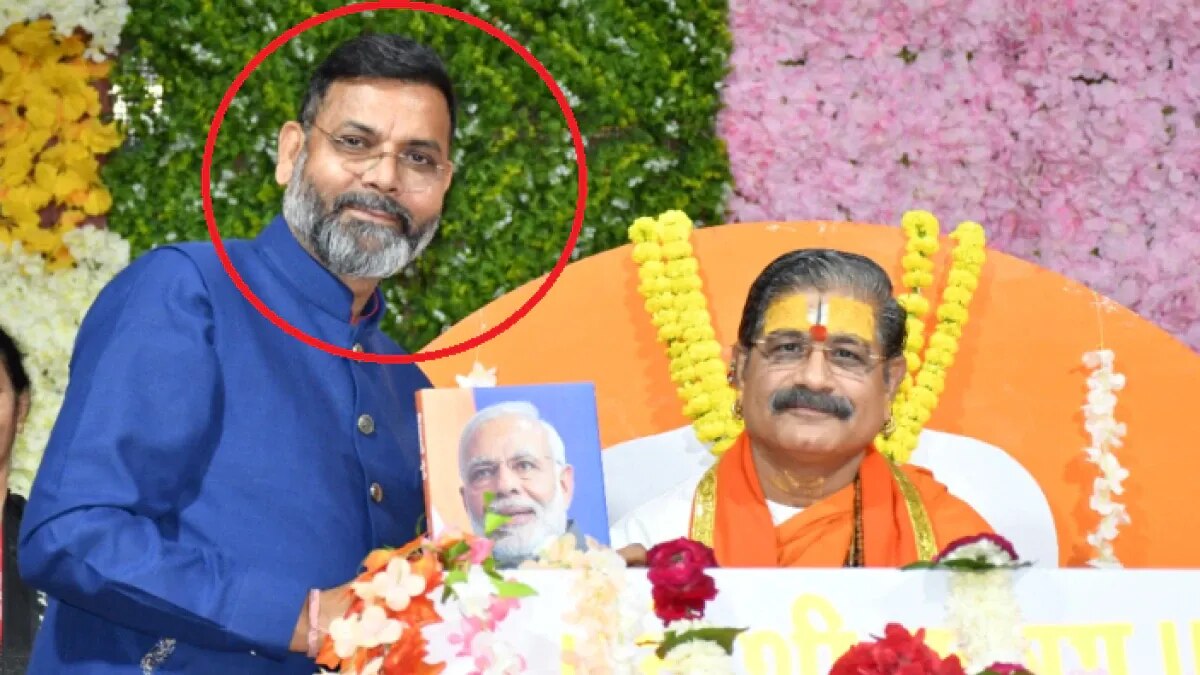 संजय शेरपुरिया (लाल घेरे में)