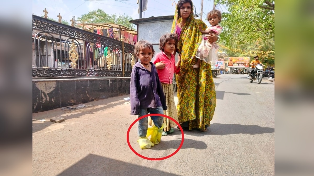 बेबसी और लाचारी: चप्पल खरीदने पैसे नहीं थे तो बांध दी पॉलीथिन, मगर मां ने तपने नहीं दिए कलेजे के टुकड़ों के नाजुक पैर