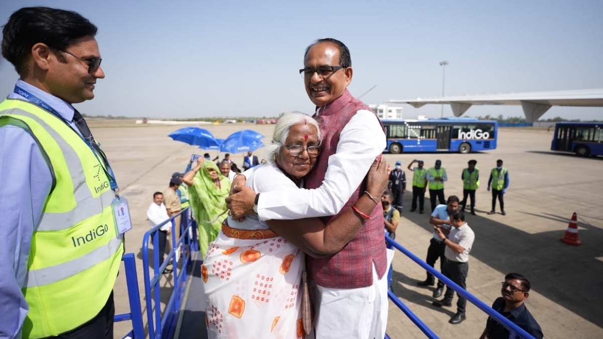 CM शिवराज ने तीर्थ यात्रियों को प्रयागराज रवाना किया. 