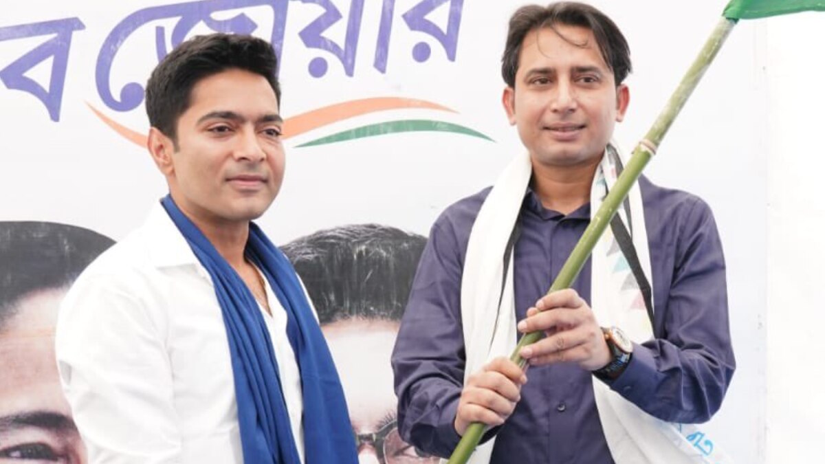 कांग्रेस विधायक बायरन बिस्वास को टीएमसी की सदस्यता दिलाते अभिषेक बनर्जी.