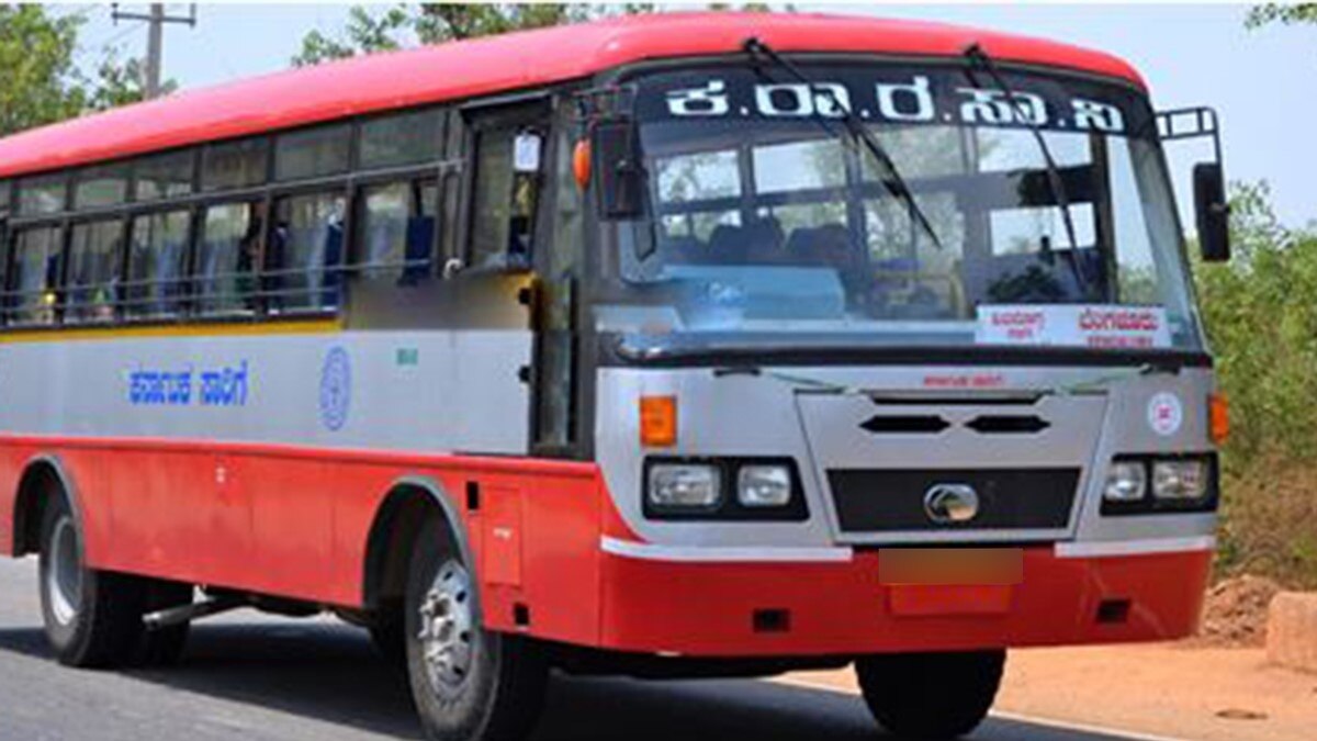 सड़क पर दौड़ रही थी बस, तभी गियर बदलते-बदलते महिला को छूने लगा ड्राइवर