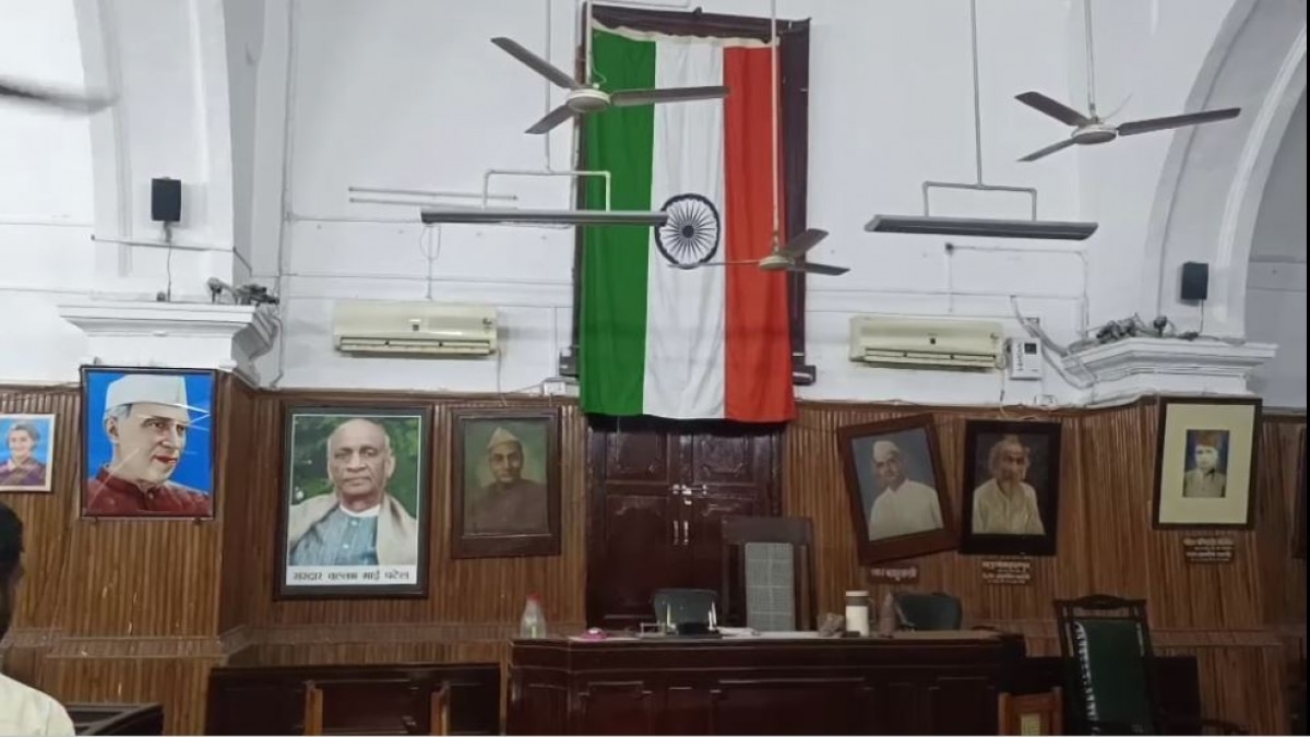 प्रयागराज में तिरंगे का अपमान