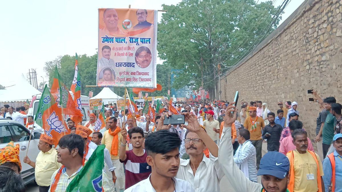 सीएम योगी की रैली में पोस्टर लेकर पहुंचे उमेश पाल समर्थक