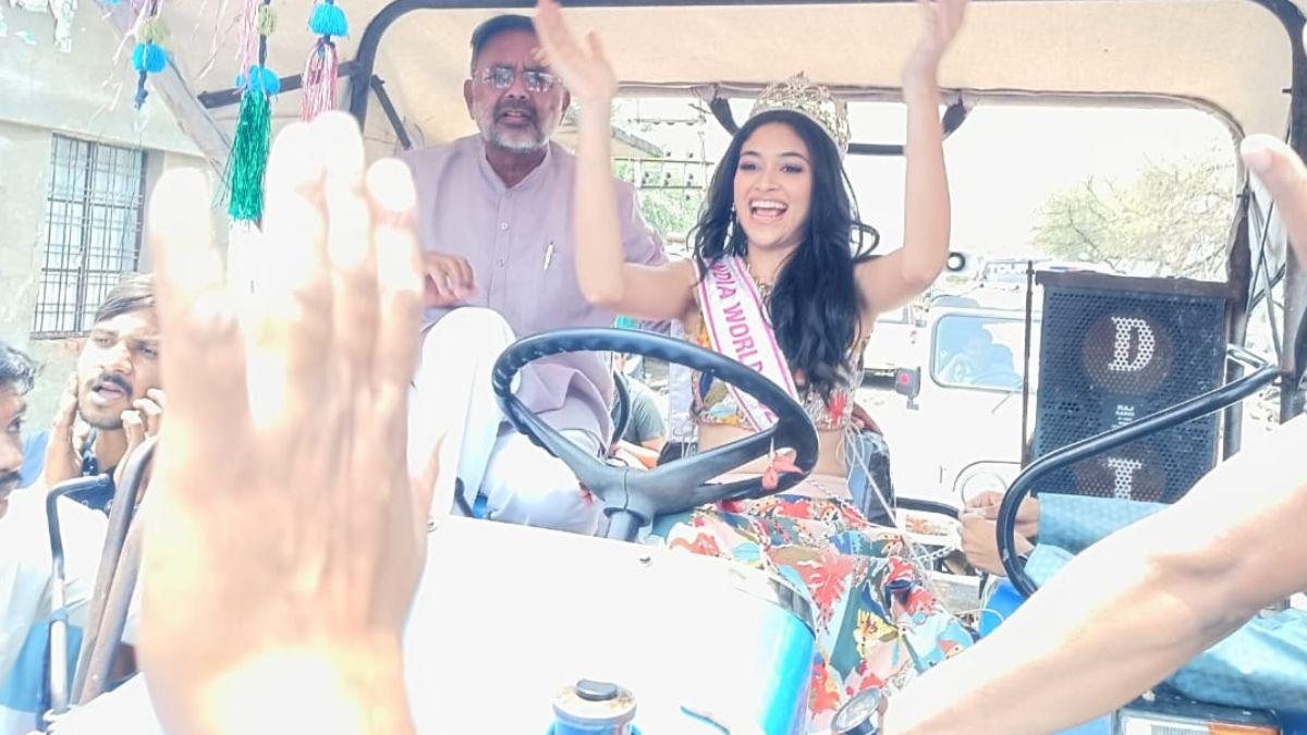 ट्रैक्टर पर सवार होकर गांव पहुंचीं नंदिनी गुप्ता. 
