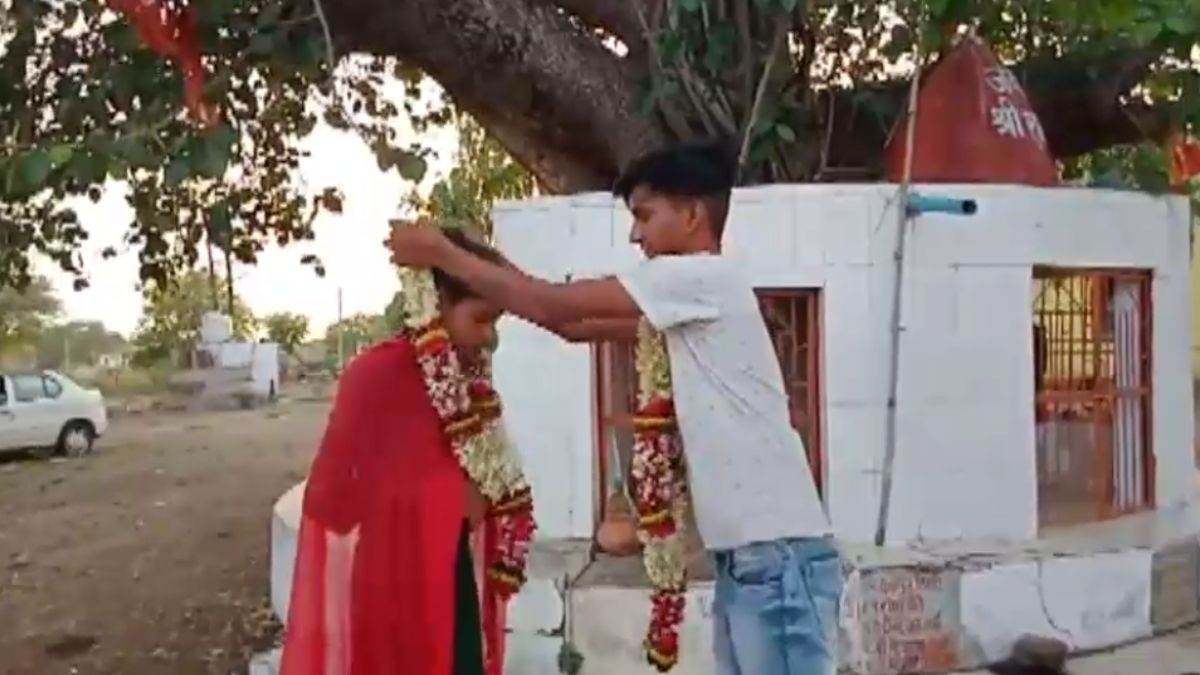 गर्लफ्रेंड के साथ थाने में की लव मैरिज, पुलिस ने दिया आशीर्वाद, Video