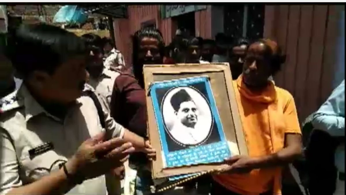 नाथूराम गोडसे का जन्मदिन मनाने जा रहे थे हिंदू महासभा के पदाधिकारी. 