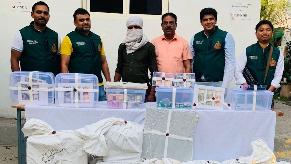 दिल्ली पुलिस की गिरफ्त में आरोपी. दिल्ली पुलिस की गिरफ्त में आरोपी.