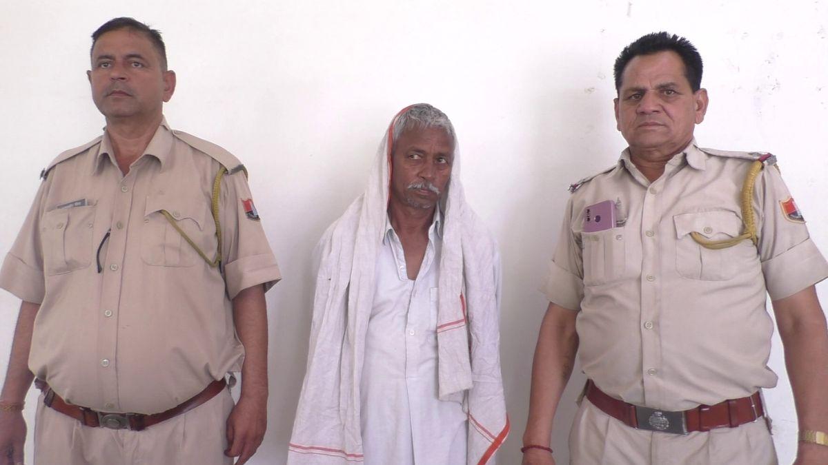 पुलिस की गिरफ्त में रेपिस्ट दयाराम. 