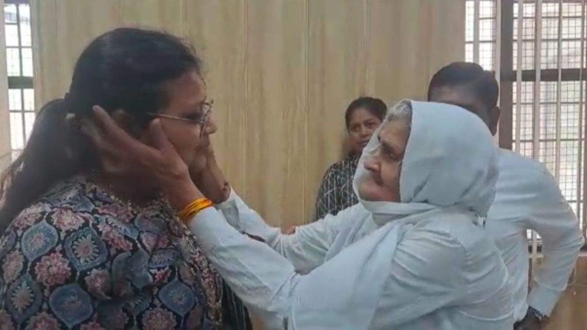 पत्र पढ़कर DM नेहा जैन हुईं भावुक. 