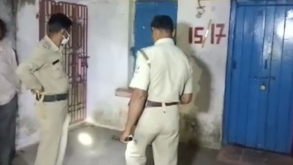 untitled design 9 3 मां की सड़ी-गली लाश के साथ कमरे में बंद था बेटा, पुलिस ने तोड़ा दरवाजा तो रह गई हैरान - Durgapur Son sitting with mother decomposed body locked in room police broke