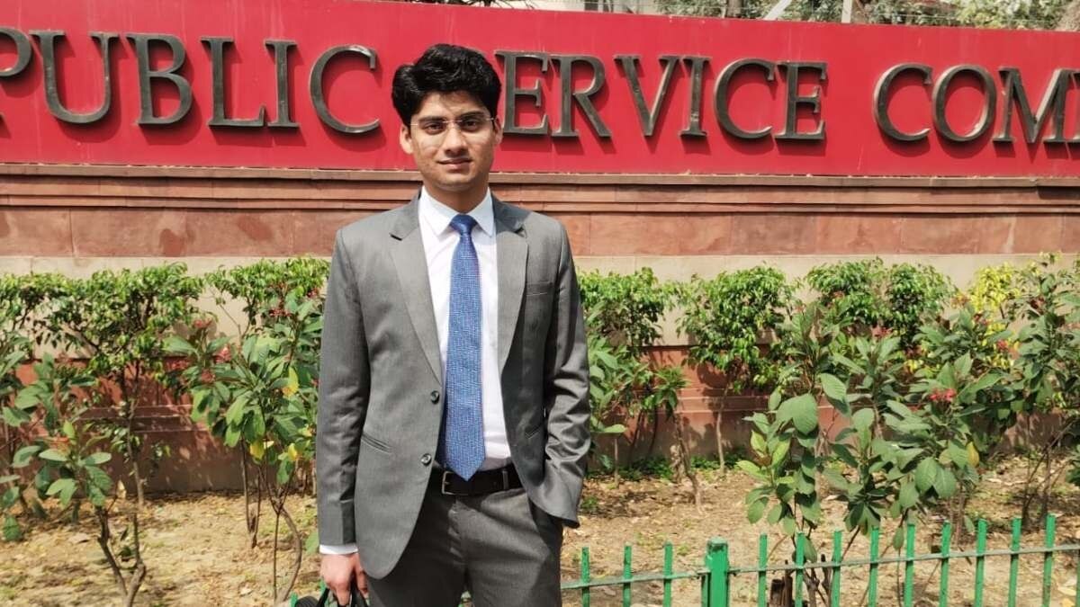 यूपीएससी सिविस सर्विसेज एग्जाम 2022 क्रैक करने वाले आमिर खान की तस्वीर