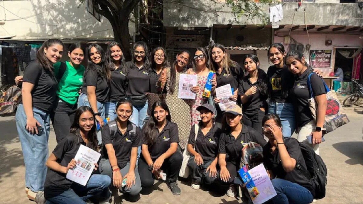 DU के विवेकानंद कॉलेज ने चलाया सेनेटरी पैड डिस्ट्रिब्‍यूशन अभियान, झुग्‍ग‍ियों की बच्‍च‍ियों को दी मदद