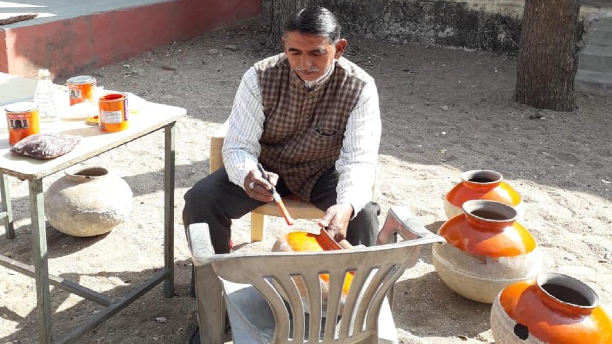 टीचर की विदाई पर भावुक हुए बच्चे