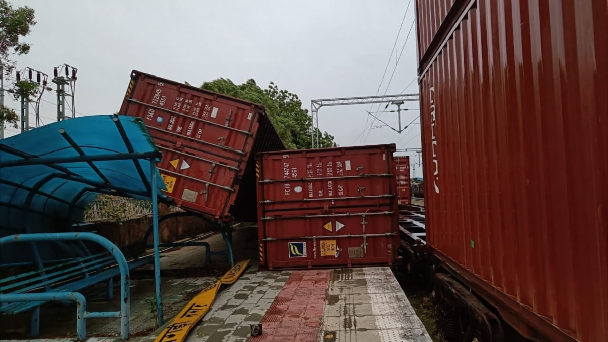 प्लेटफॉर्म पर पलटे कंटेनर