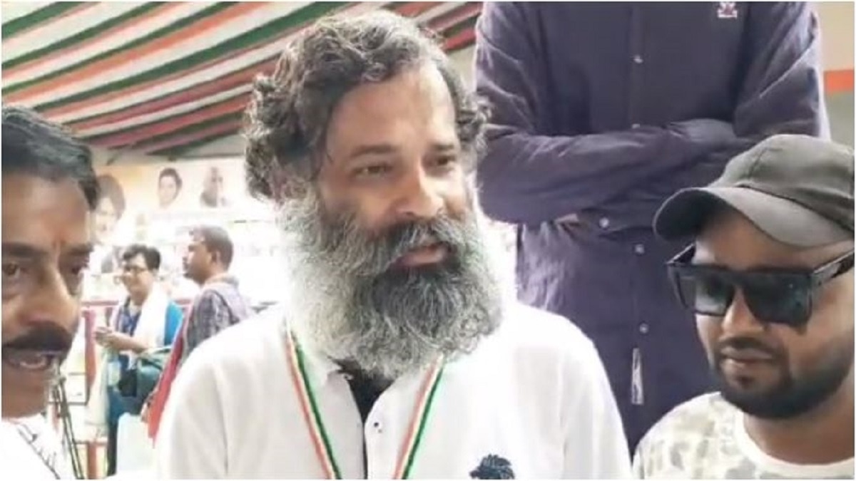 राकेश कुशवाहा को लोग राहुल गांधी का डुप्लीकेट कहते हैं.