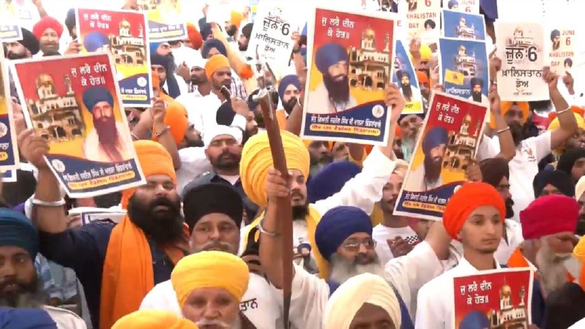 स्वर्ण मंदिर के बाहर भिंडरावाले के पोस्टर लहराए गए (फोटो- ANI)